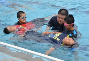 「背浮き」の練習をする児童たち＝３日、砂川小学校プール