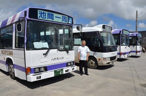 ３台目のノンステップバス（左手前）を導入し、路線バス４台はすべてバリアフリー基準を達成した＝２４日、八千代バス・タクシー会社