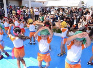 オープニングでは東保育所の園児たちがかわいい踊りでイベントを盛り上げた＝１８日、平良港