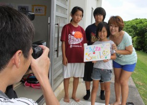「笑顔カレンダー」撮影会も行われた福島応援ぐるぐる交換祭り＝１８日、宮古バプテスト教会