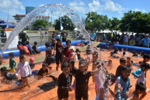 子供たちは水浴びし喜びを爆発さた＝３日、城辺の地下ダム資料館周辺の会場