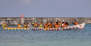 「海の日」を記念して行われたハーリー大会＝１７日、前泊港