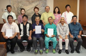 長濱副市長（後列右から３人目）から交付決定通知書を受け取った代表者たち＝２９日、市役所平良庁舎