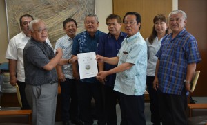 砂川副会長（前列中央）が下地市長に要請書を手渡した＝２６日、市役所平良庁舎