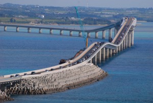 「人気上昇の離島ランキングトップ１０」に選ばれた伊良部島。大橋も魅力の一つになっている
