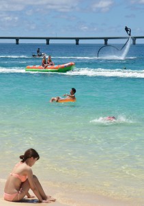 ビーチでは、水圧で空飛ぶ横のりホバーボードなど、いろいろなマリンレジャーで楽しむ観光客の歓声が響いた＝２１日、前浜ビーチ