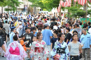 多くの市民や観光客でにぎわった宮古島夏まつり歩行者天国＝２３日、平良下里通り