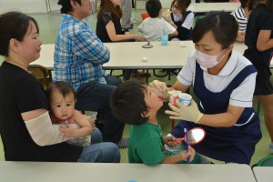 歯科衛生士（右）の指導を受ける児童＝１４日、西城小学校