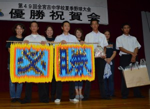 お母さんたちから「必勝」折り鶴の贈呈を受ける生徒たち。県大会でのさらなる活躍を誓った＝１６日、久松公民館