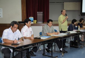 市民説明会で総合庁舎の必要性を訴える長濱副市長（左から４人目）＝７月２９日、城辺公民館