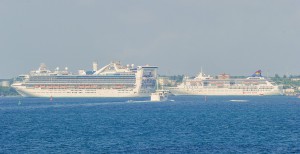 宮古に同時寄港したゴールデンプリンセス号（左）とスーパースターリブラ号（右）、写真中央は多良間海運のフェリー「たらまゆう」＝２４日午後、平良港内