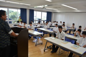 開講式で、長田支部長（左）が受講生たちを激励した＝２３日、宮古工業高校