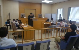 参加者らは、真剣な表情で模擬裁判を進めていた＝９日、那覇地方裁判所平良支部