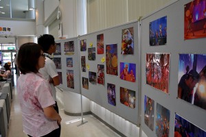自主公演で踊る子どもたちの写真６４点が展示されている＝３０日、沖縄銀行宮古支店