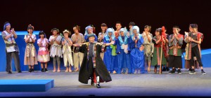 子供たちの熱演で観客を魅了した「碧の涙雨」公演＝１３日、マティダ市民劇場