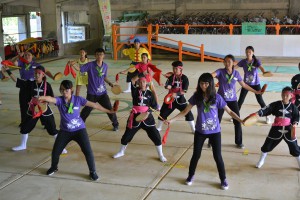 沖縄の童唄「ジンジン」を太鼓演舞で披露する参加者ら＝２１日、宮古青少年の家