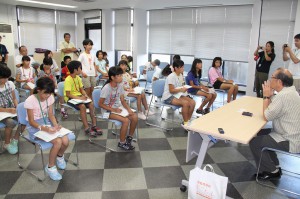 長濱副市長（右手前）に宮古島について質問する白川町の児童たち＝４日、市役所平良庁舎