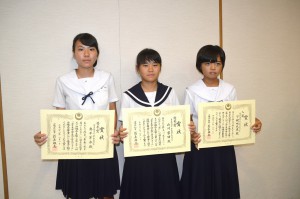 「中学生水の作文」で県知事表彰された（左から）奥平さん、山川さん、下地さん＝１日、県庁