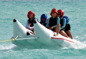 バナナボートを楽しむ白川町の子どもたち。宮古島の夏を満喫した＝３日、下地与那覇の前浜ビーチ