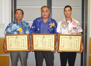 ２０１６年度の県農業士に認定された（左から）島尻さん、安里さん、宮平さん＝１２日、県庁講堂