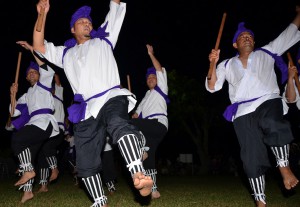 力強い棒振りを披露する男性の踊りは見る者をくぎ付けにした＝１５日、上野野原の野原公民館
