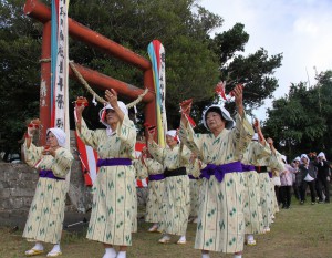砂川神社で踊りを披露する女性たち＝１５日、城辺砂川