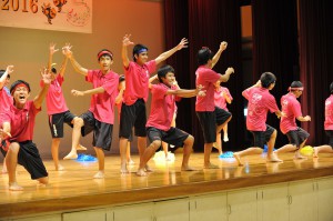 城辺中の生徒１９人が躍動的なリズムダンスを披露し、宮古保護区保護司会特別賞を受賞した＝２４日、市中央公民館