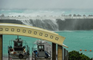 台風の影響で防波堤を超える波が打ち寄せていた＝２７日午前、博愛漁港（友利地区）
