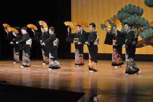 祝儀舞踊「とうがにあやぐ」を披露する女性会役員ら＝４日、マティダ市民劇場