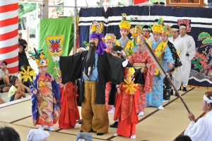 福禄寿口上で若衆踊り、女踊りと二才踊りの演者が舞台であいさつをした＝８日、多良間村字仲筋