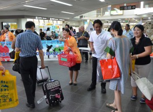 韓国からのチャーター便で来島した乗客たち＝１４日、宮古空港