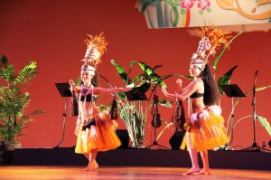 情熱的な踊りを披露する「ＰＵＡＨＩＮＡＮＯ」のメンバー＝１４日、マティダ市民劇場
