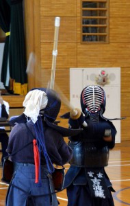 少年剣士５５人が出場して稽古の成果を競い合った＝２３日、北小学校体育館