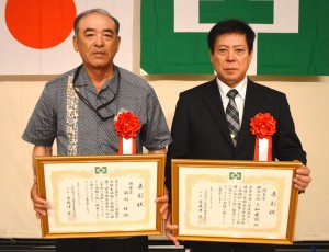 県労働基準協会長表彰された福里社長（右）と塩川さん＝１２日、宜野湾市のラグナガーデンホテル