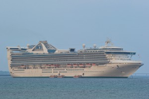 平良港に接岸した大型クルーズ船（写真は８月２４日に初寄港したゴールデンプリンセス）