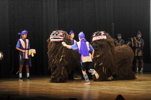 「比嘉の獅子舞」を披露する西城中の生徒たち＝２８日、マティダ市民劇場