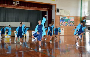 躍動感あふれる創作ダンスを発表してグランプリに輝いた池間中学校の皆さん＝８日、北中学校体育館