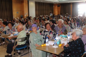 多くの高齢者が参加した敬老会＝１９日、城辺社会福祉センター