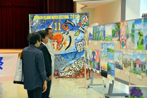 地区中学校総合文化祭展示発表の部が開幕した。会場には力作１３８０点が展示されている＝２９日、市中央公民館
