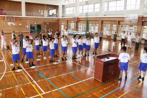 「頑張るぞ」の掛け声で拳を掲げる生徒たち＝１８日、佐良浜中学校体育館