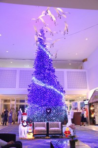 イルミネーションが点灯したクリスマスツリー＝２６日、ホテルブリーズベイマリーナ