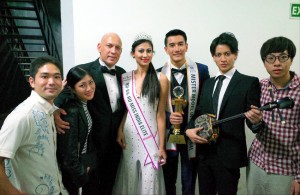 日本代表としてモデルインターナショナルに出場した仲田さん（右から２人目）。左から２人目が県人会の仲里