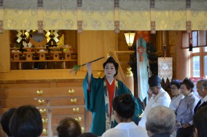 稲穂を手に「大世栄」の舞が奉納された＝２３日、宮古神社