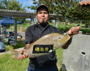 野原克矢さんは重さ３・７０㌔の大物タマンで優勝した＝１３日、荷川取漁港内公園