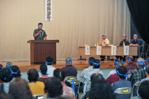 住民大会には約２００人が参加し、大浦会長が利活用早期実現を訴えた＝２０日、伊良部公民館