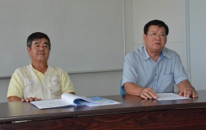 住民大会の開催を告知する期成会の大浦会長（右）と中村雅弘さん＝１５日、伊良部公民館