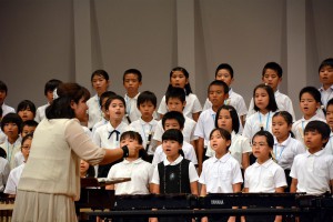 １０団体が合唱や合奏を披露した。写真は平良第一小学校の児童＝６日、マティダ市民劇場