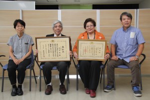厚生労働大臣表彰の武富さん（左から２人目）と日本食品衛生協会長賞表彰の古城さん（同３人目）。左は上原所長、右は砂川支部長＝２１日、宮古保健所