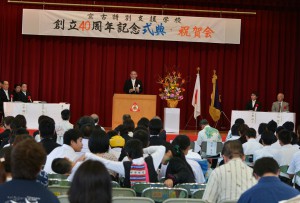 式典では、喜久山校長が今後の教育実践に向け決意を新たにした＝１２日、宮古特別支援学校の体育館