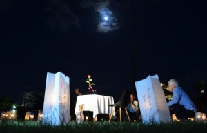 月光の下、ろうそくの灯に包まれて癒やしの時間を楽しんだ「ルミナリエ宮古島」＝１２日、カママ嶺公園